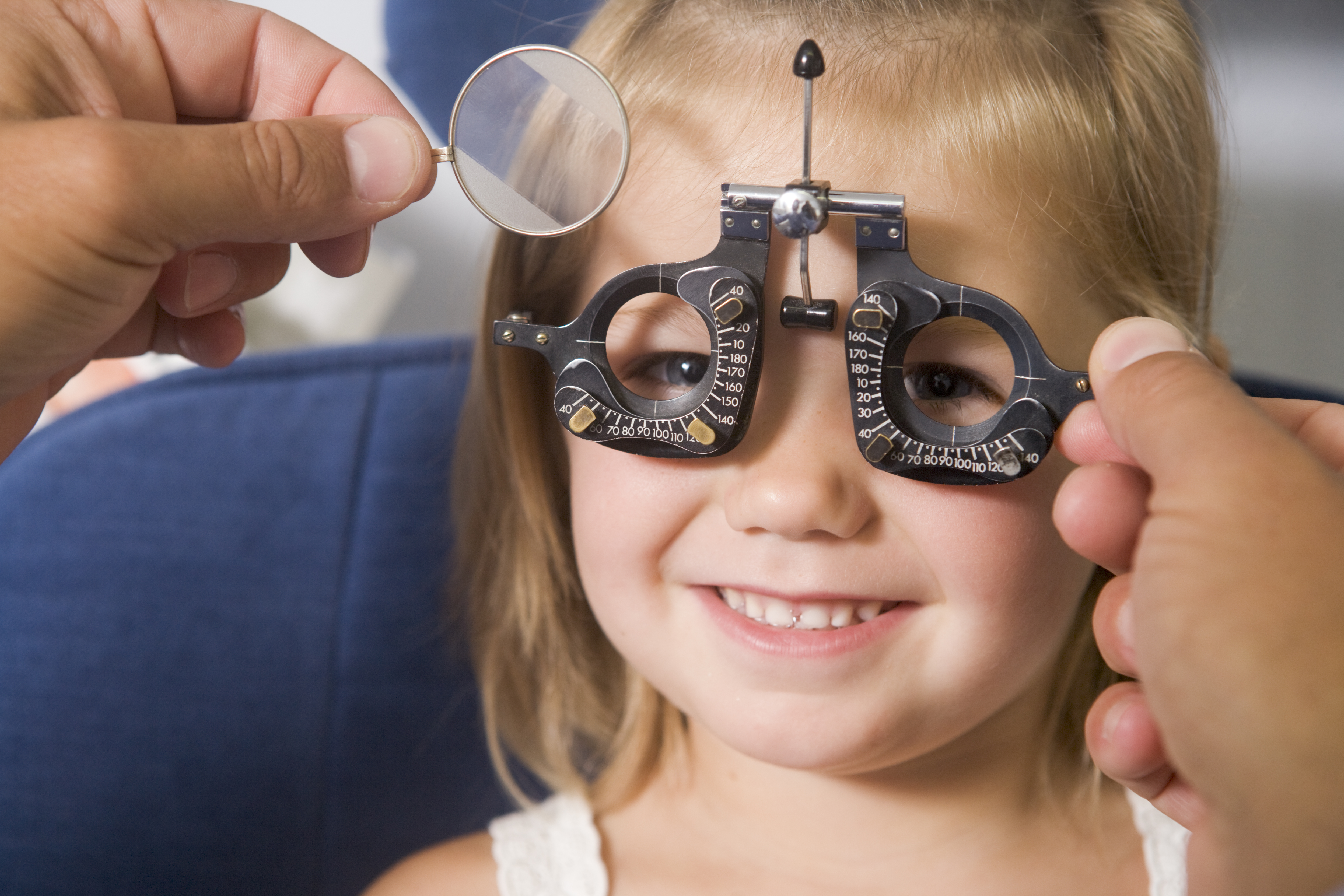 Eye daughter. Дети с нарушением зрения. Нарущения зренря умдетей. Очки для косоглазия детские. Очки для детей для зрения.